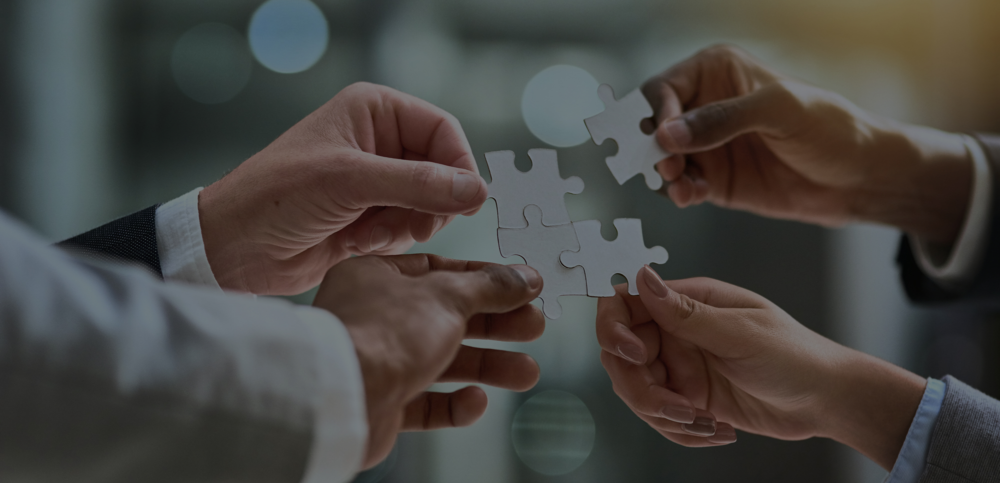 함께 퍼즐을 맞추는 손 이미지